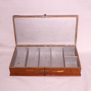 Kaupmehe puust korpusega rahakassa