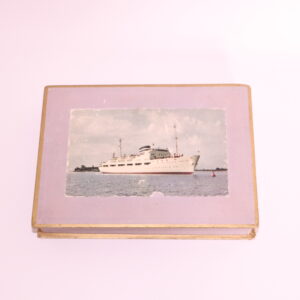 laeva pildiga maiustuste karp