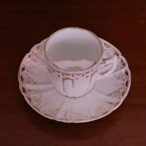 Portselanist tass ja alustass vuntsidega mehele