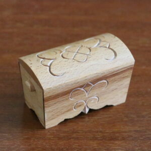 Väike kirstu kujuline ehtekarp