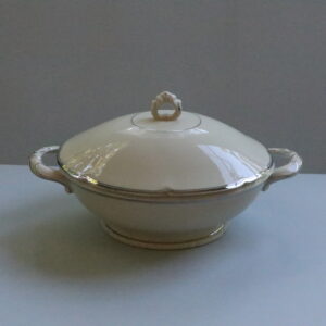 Porselanist tirin kaanega