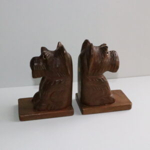 Raamatuhoidjate paar, puunikerdus