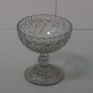 Vintage klaasist jala peal maiustuste alus