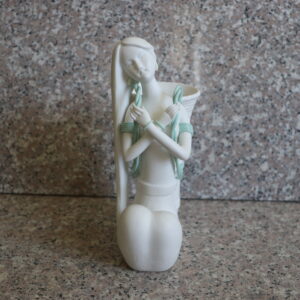 Idamaine kuju naine korviga